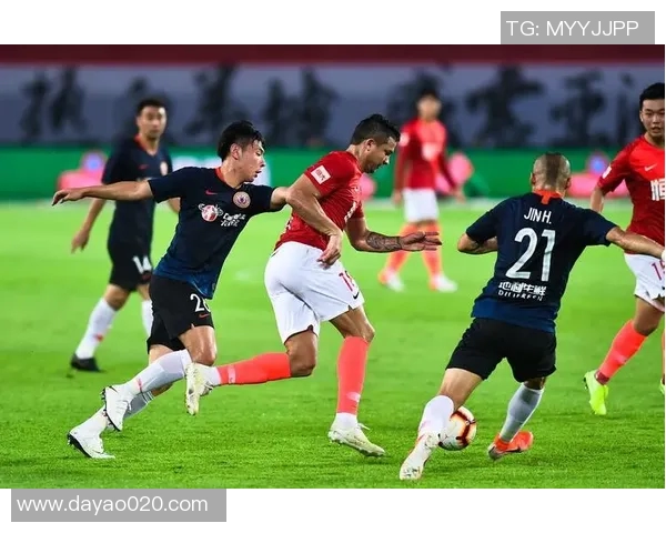 广州篮球队以60分领跑冠军赛积分榜其他球队紧随其后争夺季后赛资格